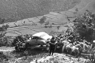 Illustration for article titled Qué demonios hacen 60 hombres cargando un antiguo Mercedes Benz de Hitler por las montañas de Nepal
